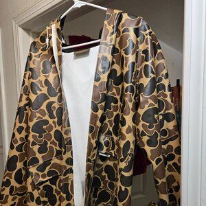 Unisex camouflage raincoat.